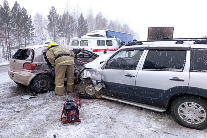 В ДТП на трассе погибла женщина и пострадали двое детей  